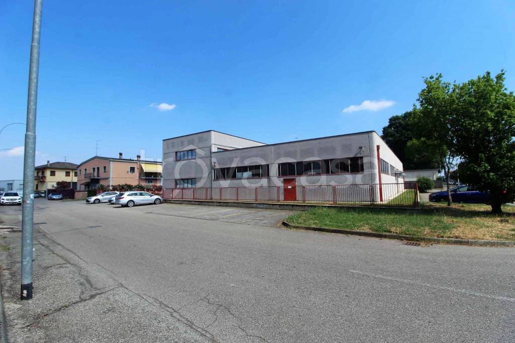 locale commerciale in vendita ad Abbiategrasso