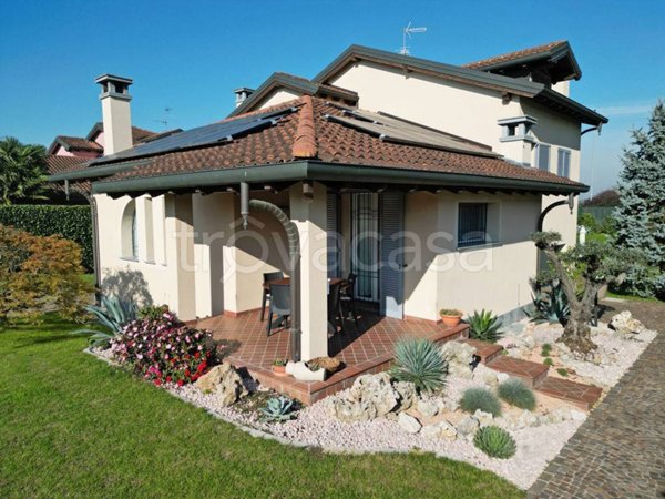 casa indipendente in vendita ad Abbiategrasso