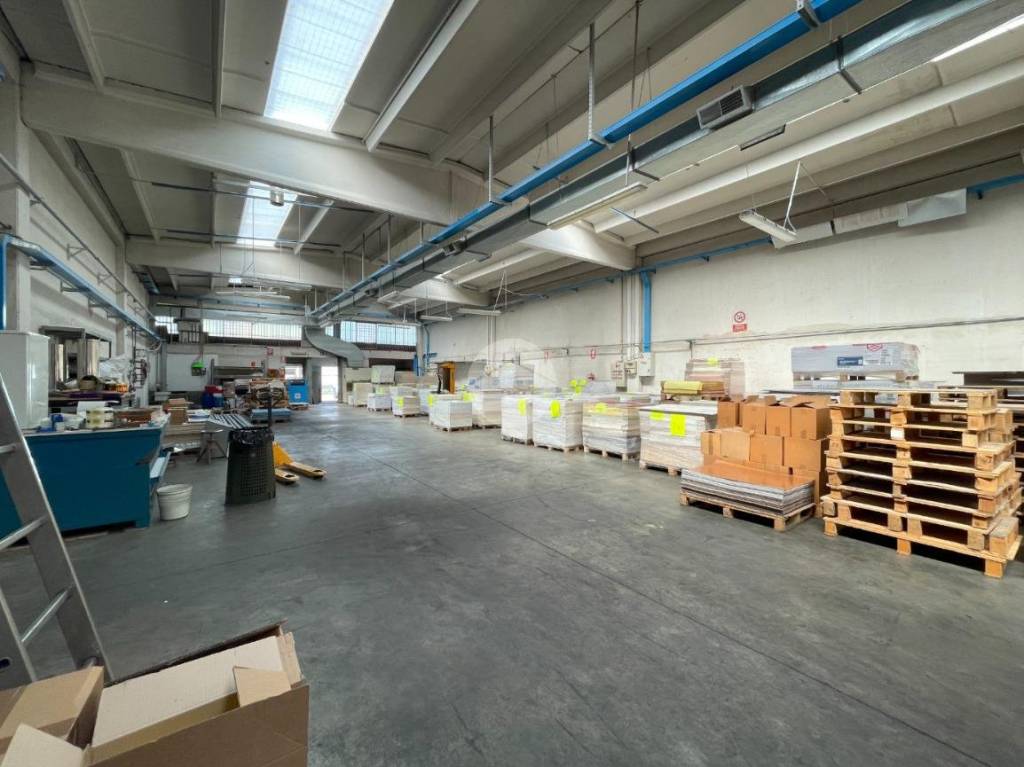 locale commerciale in vendita ad Abbiategrasso