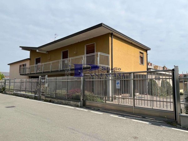 casa indipendente in vendita ad Abbiategrasso