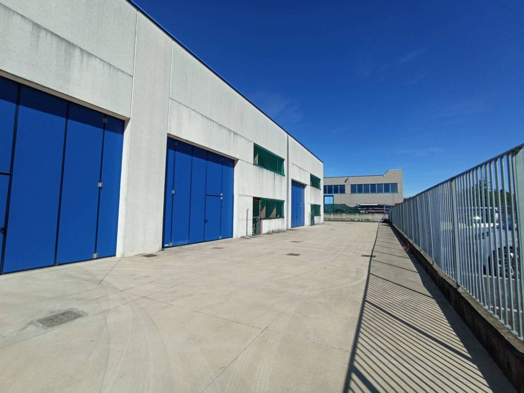 locale commerciale in vendita ad Abbiategrasso