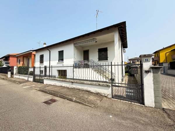 casa indipendente in vendita ad Abbiategrasso