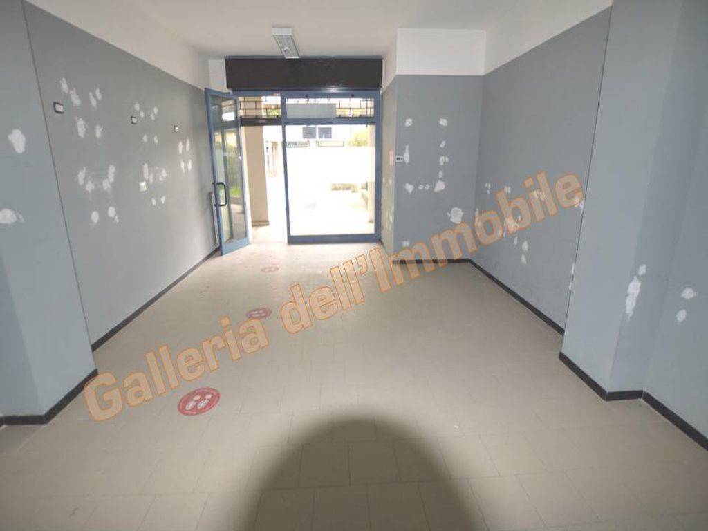 negozio in vendita ad Abbiategrasso