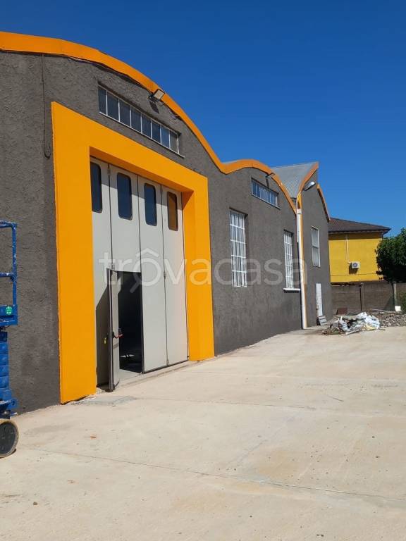 locale commerciale in vendita ad Abbiategrasso