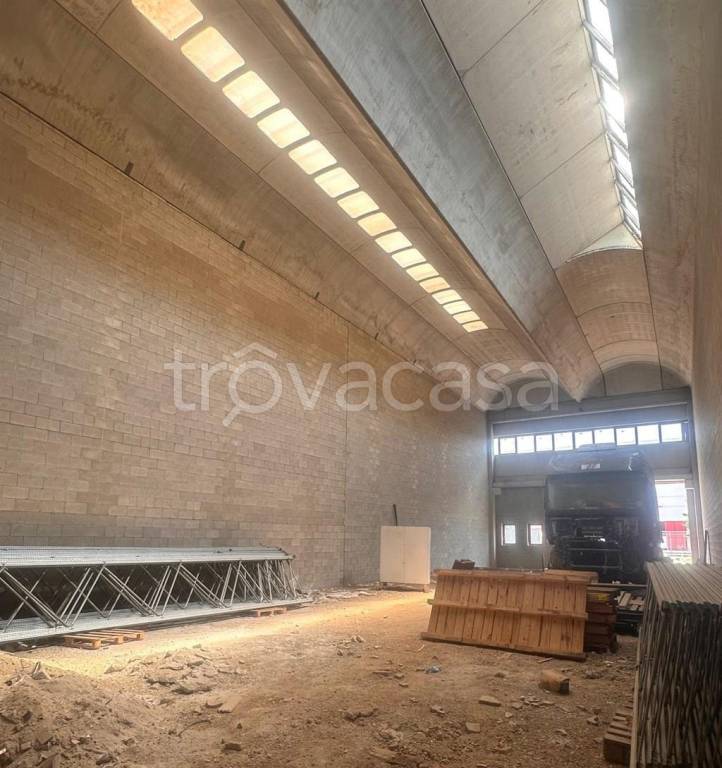 locale commerciale in vendita ad Abbiategrasso