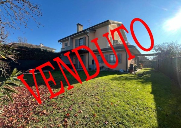 casa indipendente in vendita ad Abbiategrasso in zona Castelletto