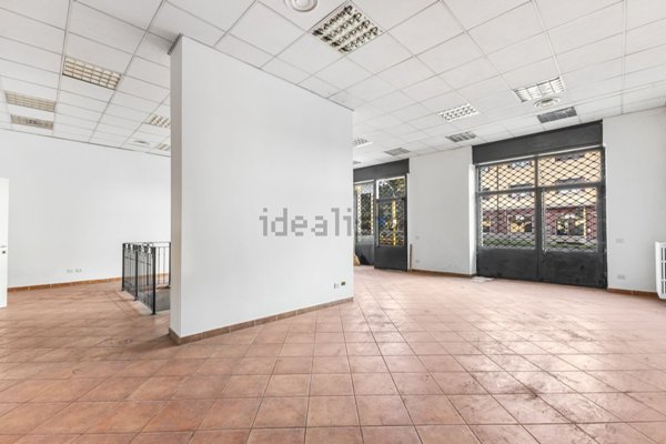 negozio in vendita ad Abbiategrasso in zona Castelletto