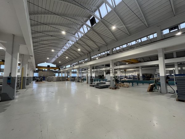 capannone in vendita ad Abbiategrasso