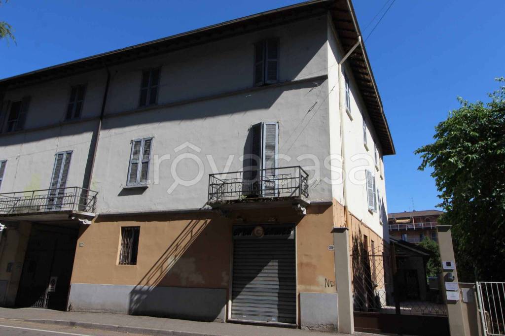 negozio in vendita ad Abbiategrasso