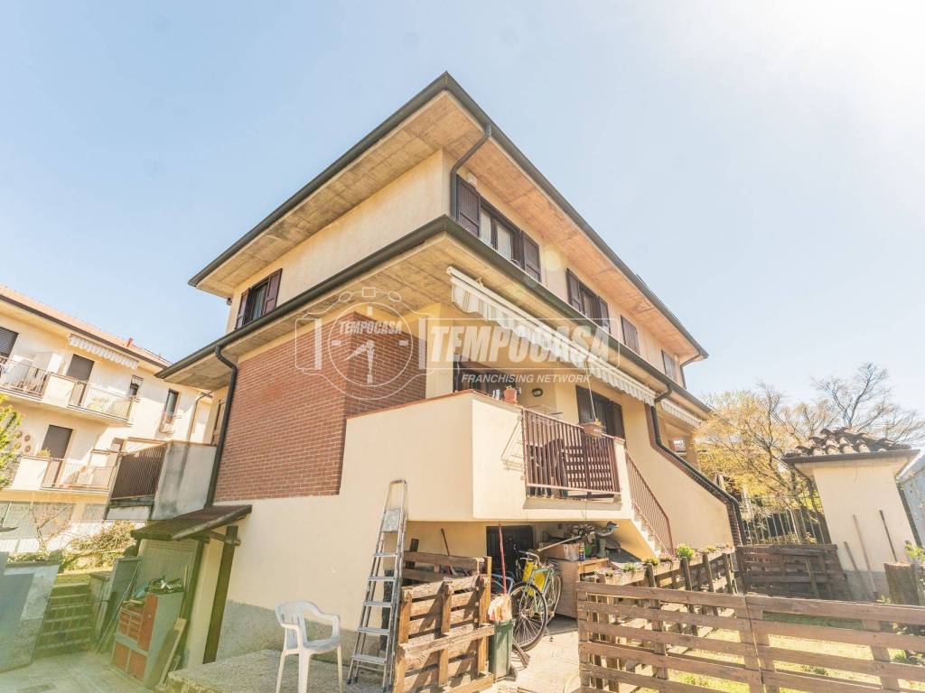 casa indipendente in vendita ad Abbiategrasso in zona Castelletto