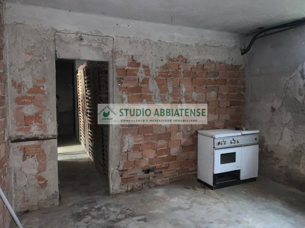 locale di sgombero in vendita ad Abbiategrasso