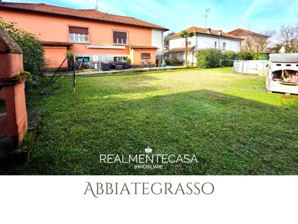 casa indipendente in vendita ad Abbiategrasso in zona Castelletto