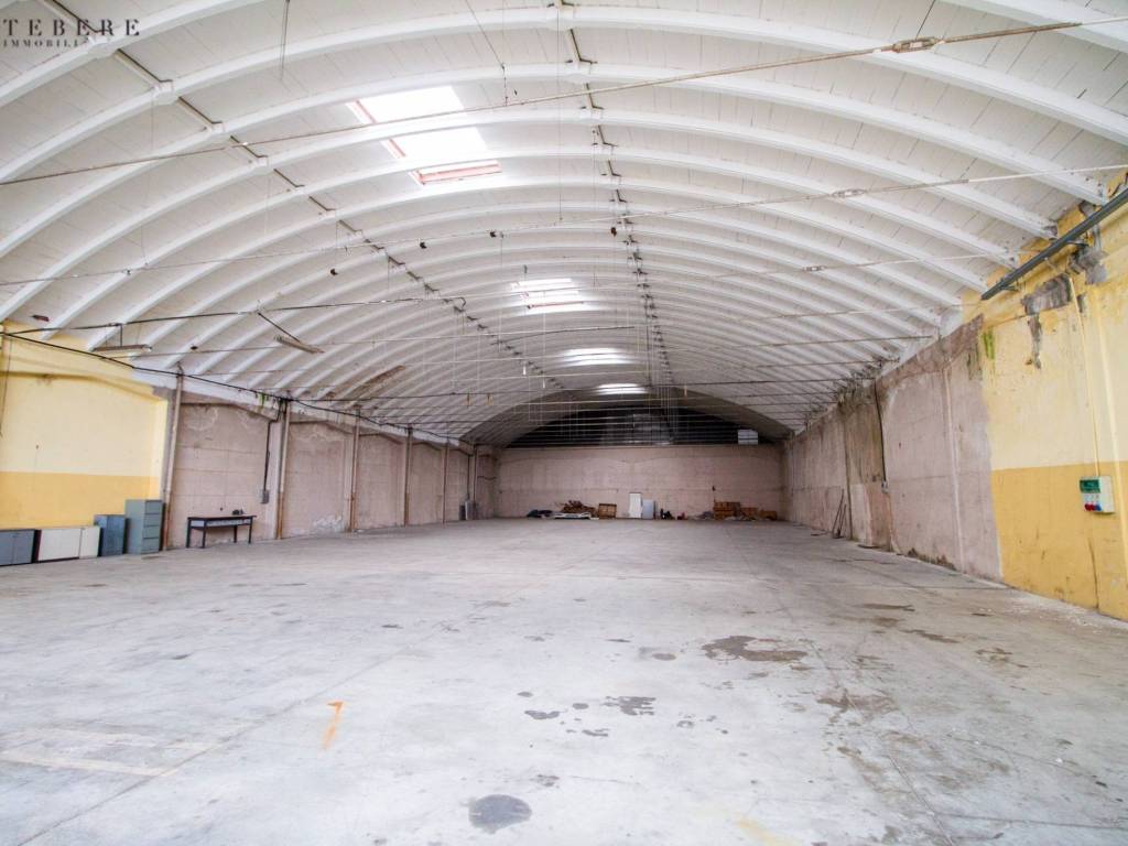 locale commerciale in vendita ad Abbiategrasso