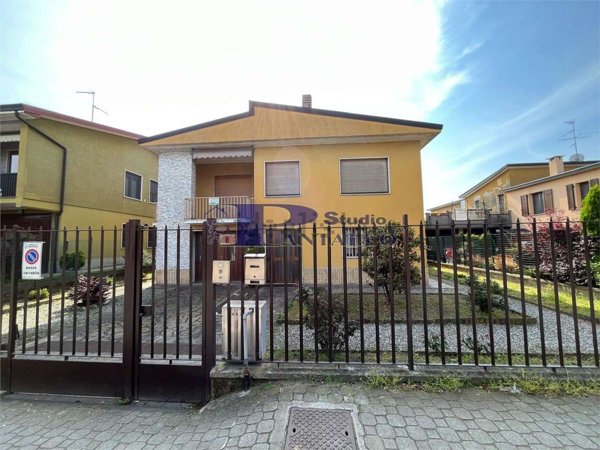 casa indipendente in vendita ad Abbiategrasso