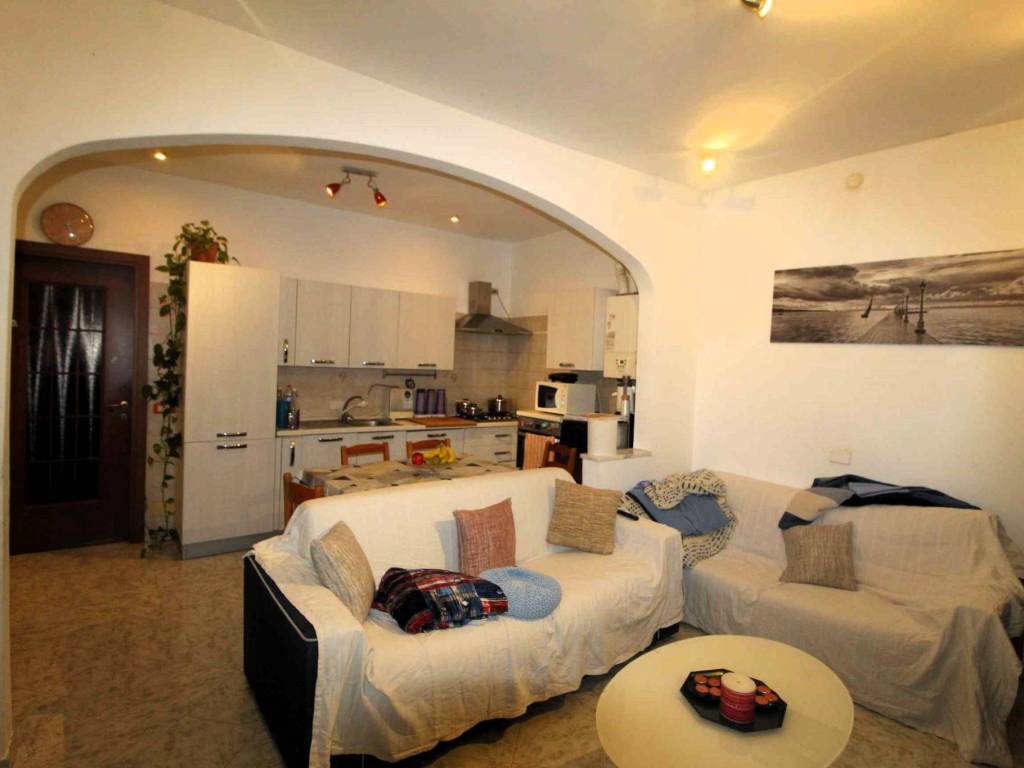 appartamento in vendita ad Abbiategrasso in zona Mendosio