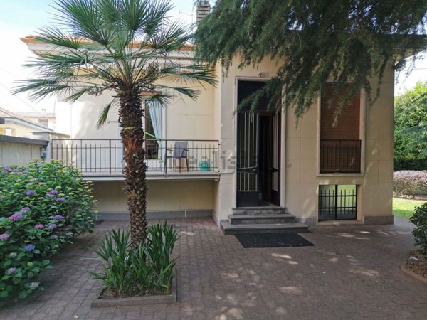 casa indipendente in vendita ad Abbiategrasso in zona Castelletto