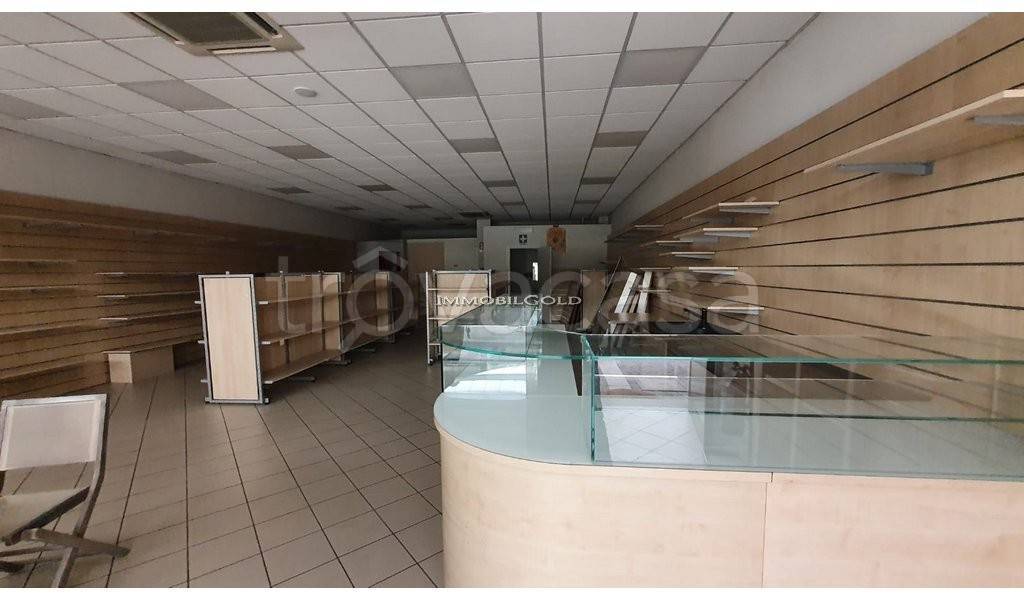 negozio in vendita ad Abbiategrasso in zona Castelletto