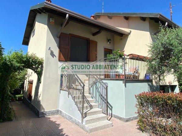 casa indipendente in vendita ad Abbiategrasso in zona Castelletto
