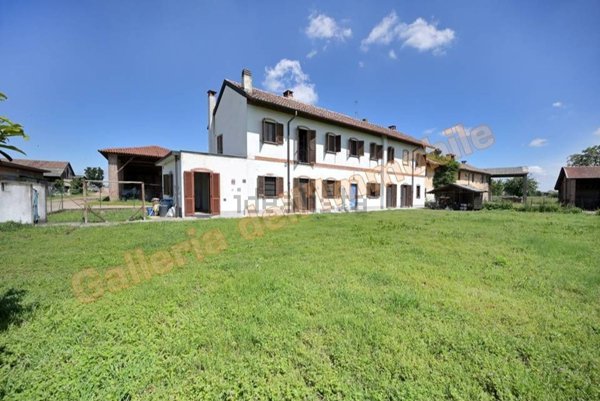 casa indipendente in vendita ad Abbiategrasso in zona Castelletto