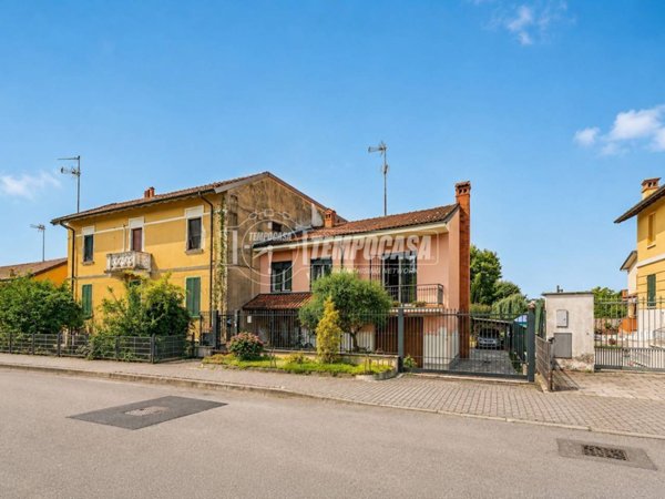 casa indipendente in vendita ad Abbiategrasso in zona Castelletto