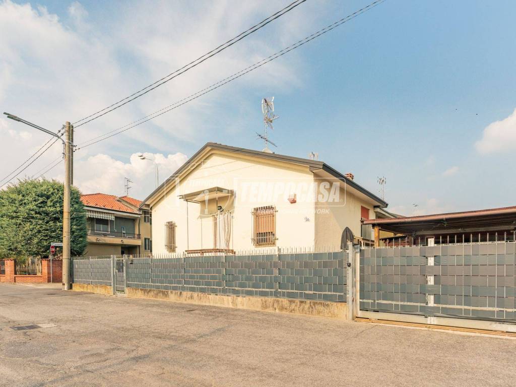casa indipendente in vendita ad Abbiategrasso