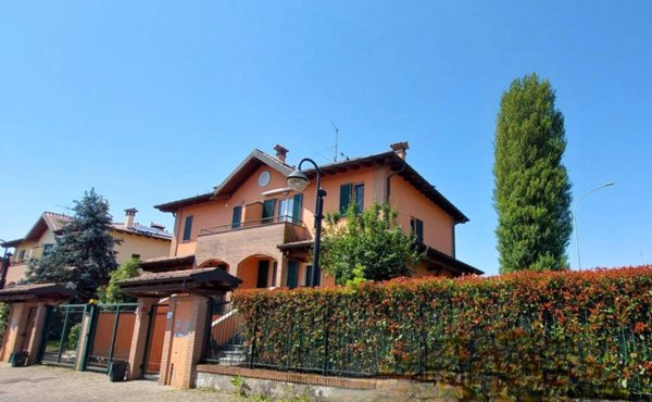 casa indipendente in vendita ad Abbiategrasso in zona Castelletto