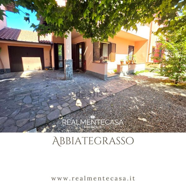 casa indipendente in vendita ad Abbiategrasso in zona Mendosio