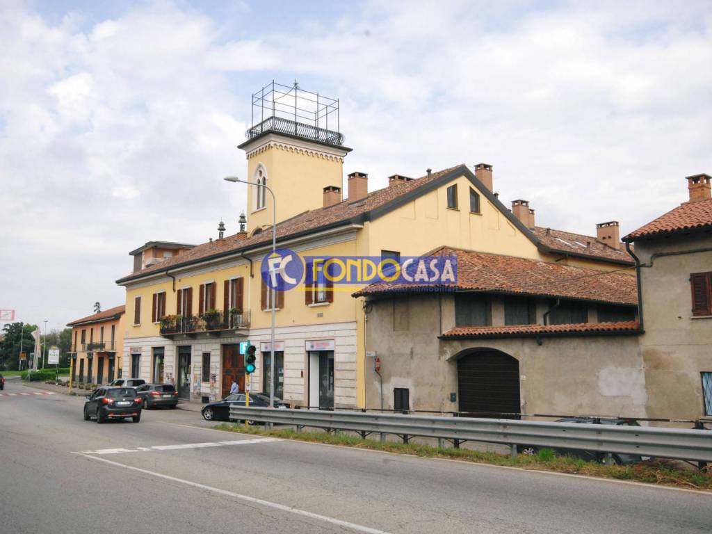 negozio in vendita ad Abbiategrasso in zona Castelletto