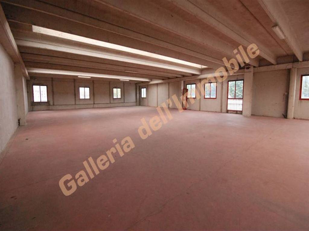 locale commerciale in vendita ad Abbiategrasso in zona Castelletto
