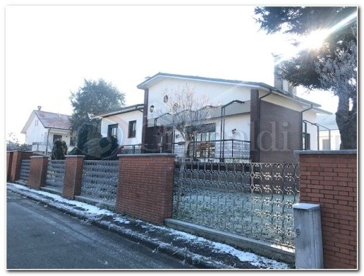 casa indipendente in vendita ad Abbiategrasso in zona Castelletto