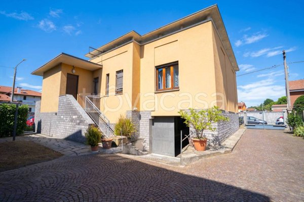 casa indipendente in vendita ad Abbiategrasso in zona Castelletto