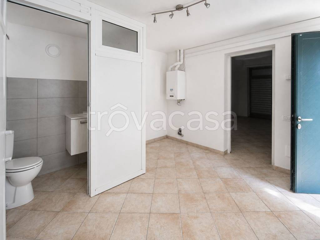 negozio in vendita ad Abbiategrasso