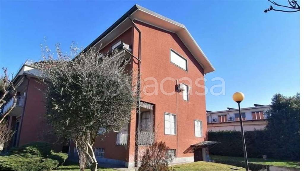 casa indipendente in vendita ad Abbiategrasso in zona Castelletto