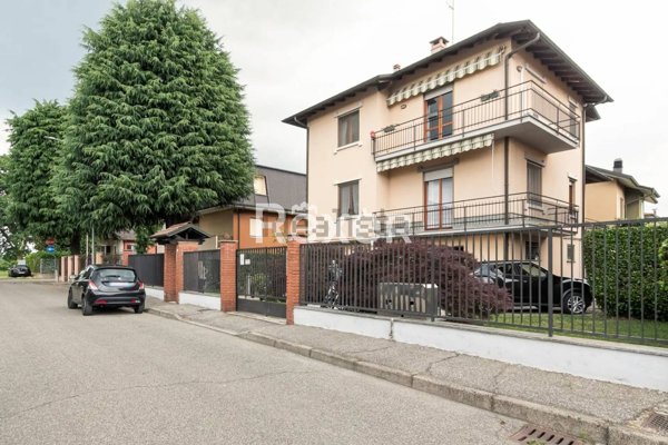 casa indipendente in vendita ad Abbiategrasso in zona Castelletto