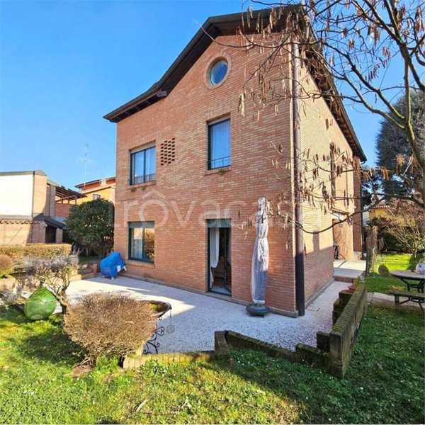 casa indipendente in vendita ad Abbiategrasso in zona Castelletto