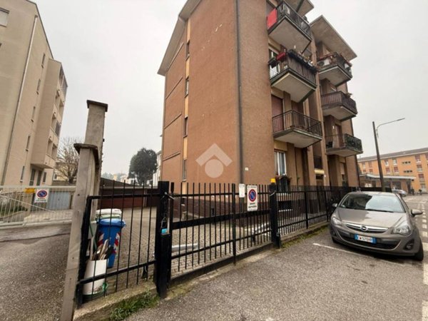 box auto in vendita ad Abbiategrasso