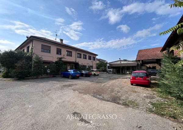 locale commerciale in vendita ad Abbiategrasso in zona Castelletto