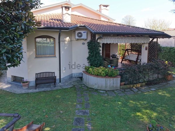 casa indipendente in vendita ad Abbiategrasso in zona Castelletto