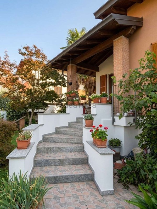 casa indipendente in vendita ad Abbiategrasso in zona Castelletto