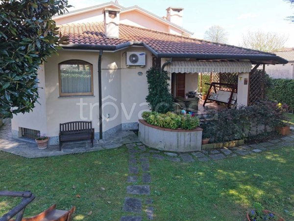 casa indipendente in vendita ad Abbiategrasso in zona Castelletto