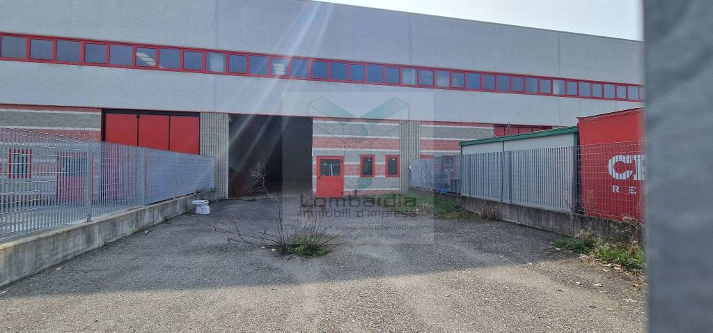 locale commerciale in vendita ad Abbiategrasso in zona Castelletto