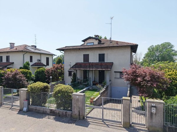 casa indipendente in vendita ad Abbiategrasso in zona Castelletto