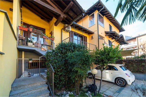 casa indipendente in vendita ad Abbiategrasso in zona Castelletto