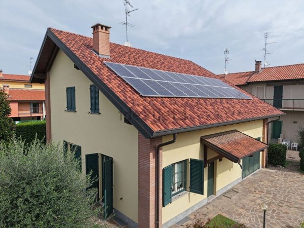 casa indipendente in vendita ad Abbiategrasso in zona Castelletto