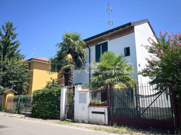 casa indipendente in vendita ad Abbiategrasso in zona Castelletto