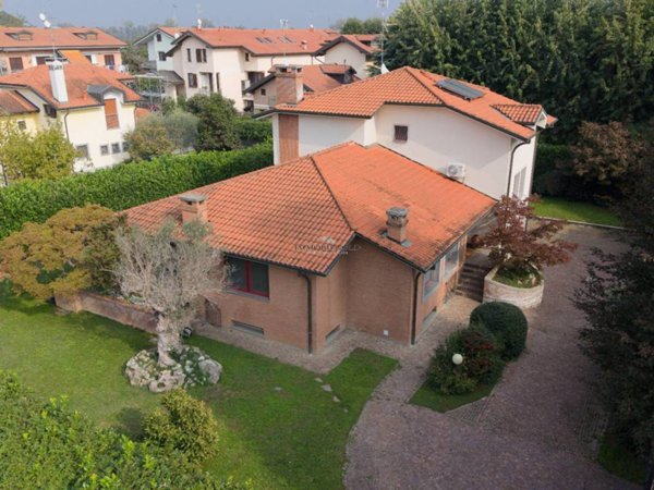 casa indipendente in vendita ad Abbiategrasso in zona Castelletto