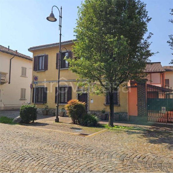 casa indipendente in vendita ad Albairate in zona Riazzolo