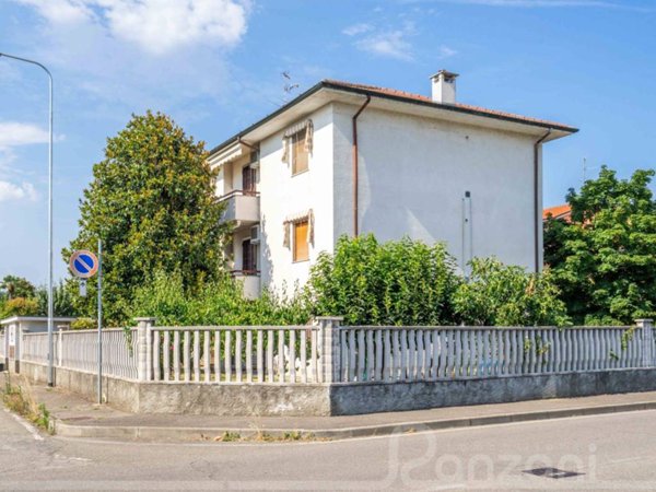 appartamento in vendita ad Albairate in zona Riazzolo
