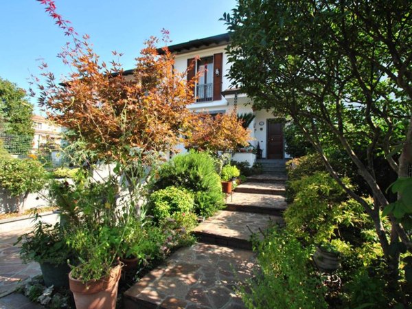 casa indipendente in vendita ad Albairate in zona Riazzolo