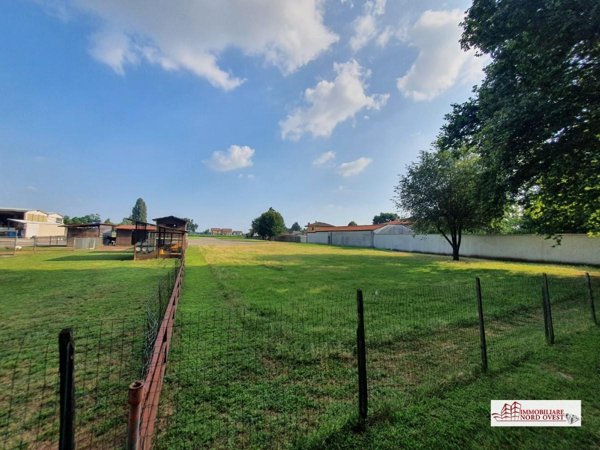 terreno edificabile in vendita ad Arconate